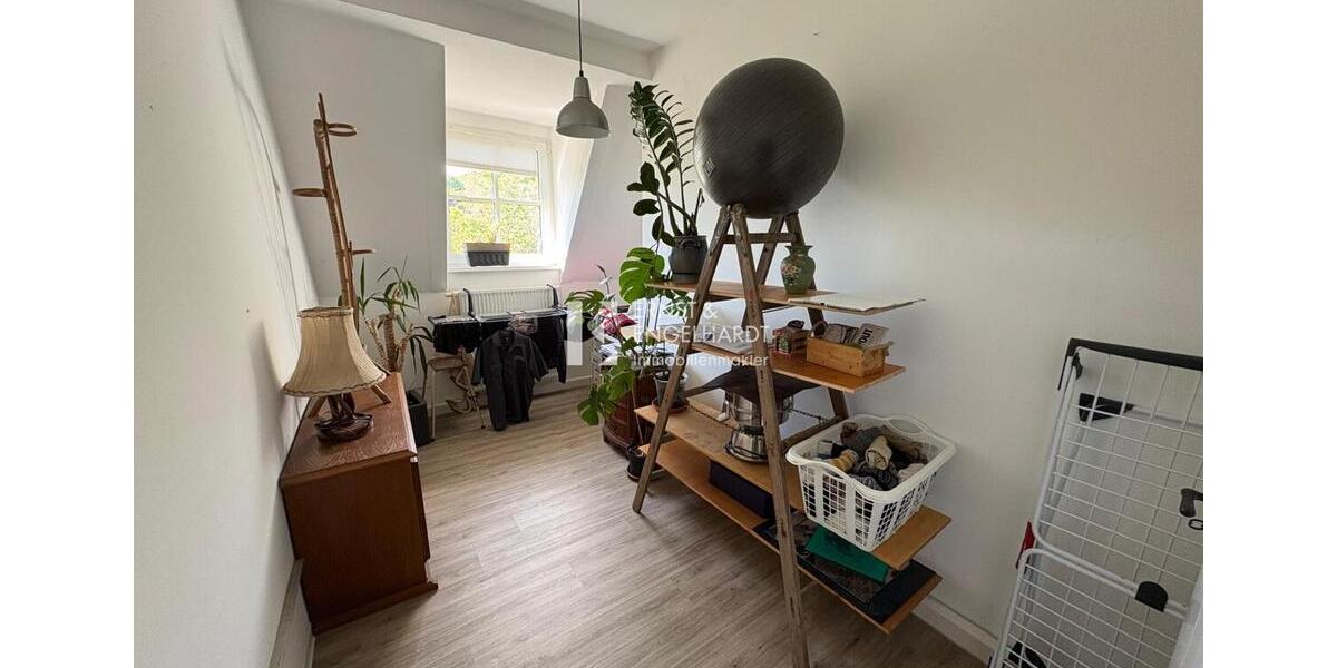 Dachgeschoßwohnung Kitzingen - 3 Zimmer, 68 m&sup2;, 600&euro; | Angebot:26663375