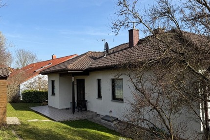 Wohnen mit Weitblick – schöner Bungalow mit Untergeschoss in ruhiger Feldrandlage - Haus Arnstein | Angebot:25264133