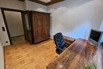 Einfamilienhaus mit Naturgarten und 2 Garagen in grüner und ruhiger Wohnlage zu verkaufen