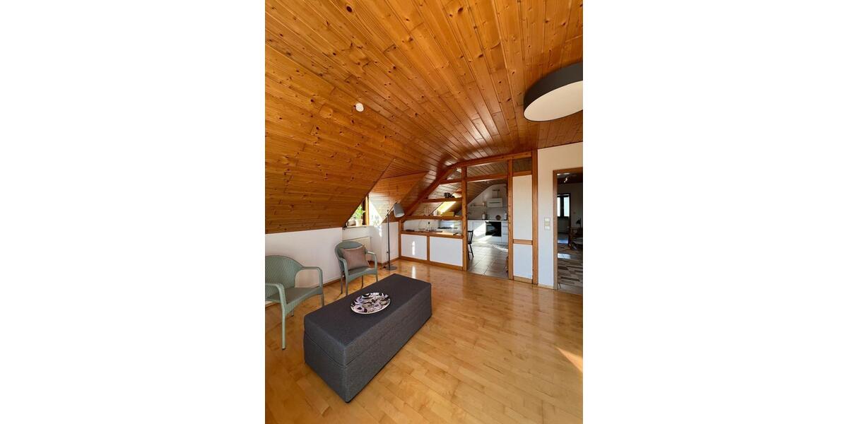 Dachgeschoßwohnung Höchberg - 3 Zimmer, 78 m&sup2;, 850&euro; | Angebot:25881492