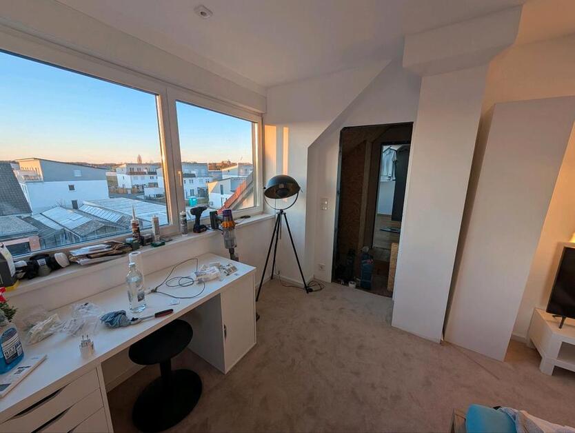 Einfamilienhaus ca. 170 QM Wohnfläche teilrenoviert.