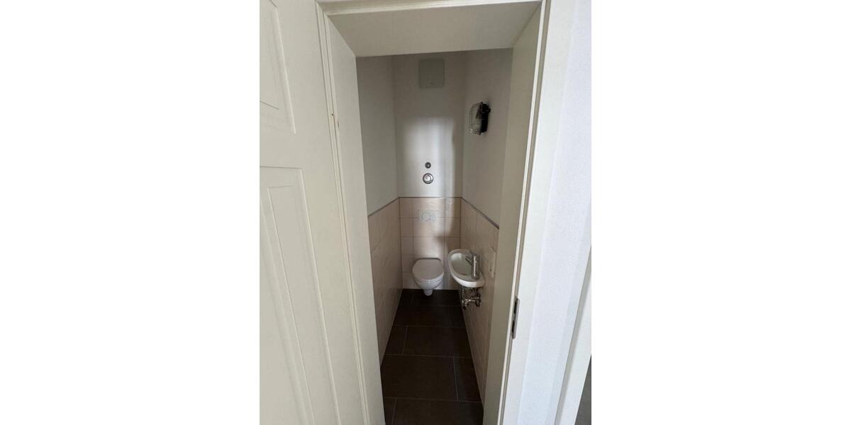 Schönes Zimmer mit eigenem Balkon in netter 4er WG 1 zimmer