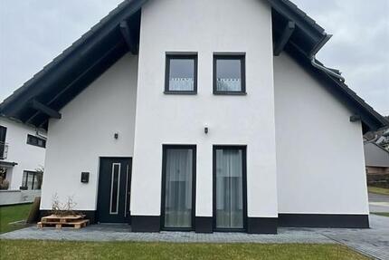 Exklusive Neubau-Doppelhaushälfte in Hofstetten (Gemünden am Main) – Modernes Wohnen in traumhafter Lage!