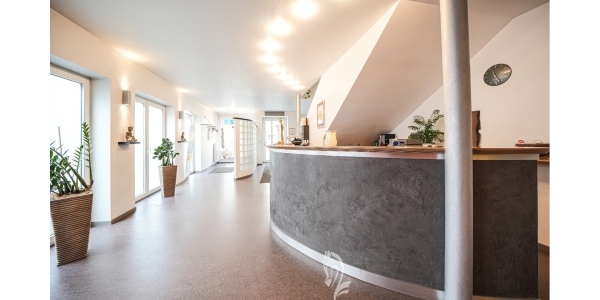 Hochwertige Physiopraxis & vermietete 4-Zimmer-Dachgeschoss-Wohnung - Gewerbeobjekt Arnstein | Angebot:26649274