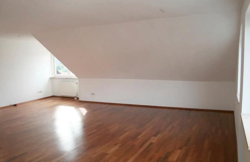 Großzügige und helle 3-Zimmer-DG-Wohnung in Höchberg zimmer