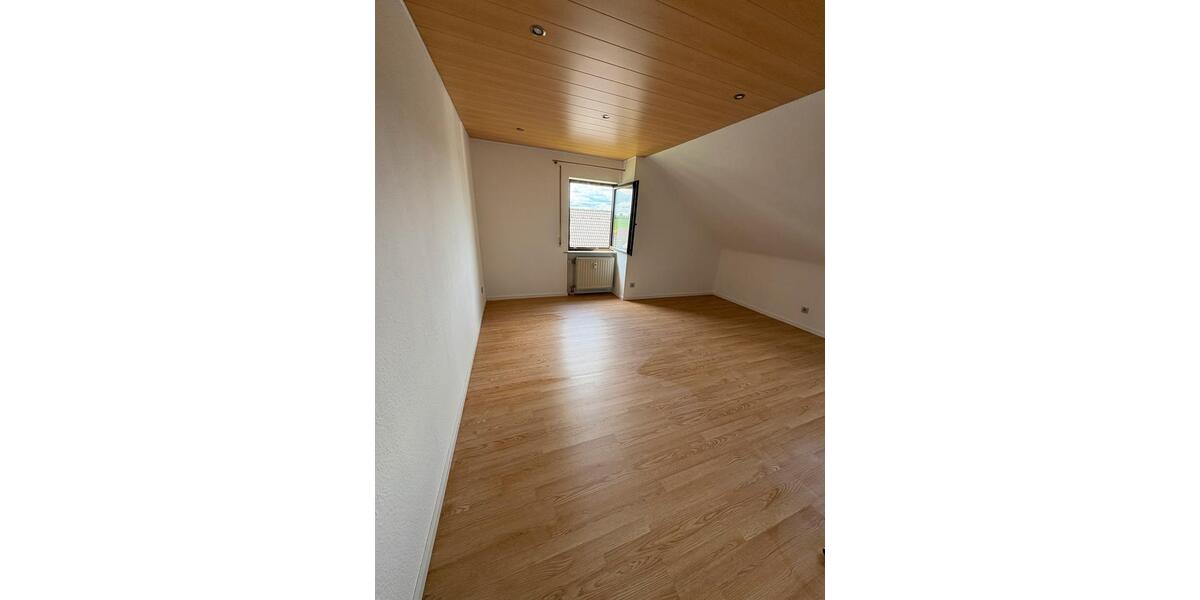 Dachgeschoßwohnung Waldbüttelbrunn - 1 Zimmer, 27 m&sup2;, 420&euro; | Angebot:26626290