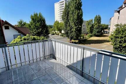 Helle DachWohnung mit Balkon EBK und PKW-Stellplatz!