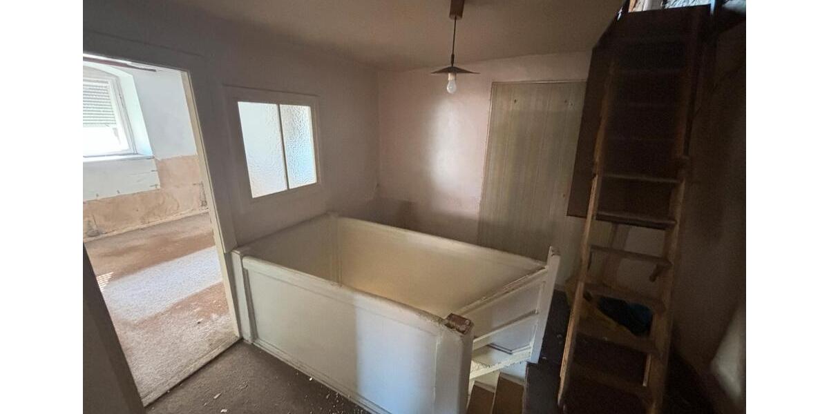 Doppelhaushälfte Dettelbach - 4 Zimmer, 152 m&sup2;, 124.000&euro; | Angebot:26044953