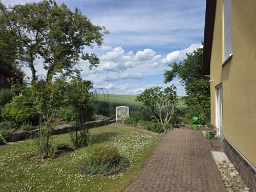 Wohn- und Geschäftshaus mit Lagerflächen, herrlicher Blick, 3 Garagen-StPl, + 4 StPl, in 97534 Waigolshausen-Hergolshausen zwischen Würzburg Schweinfurt Volkach - Einfamilienhaus Waigolshausen Waigolshausen | Angebot:27093957