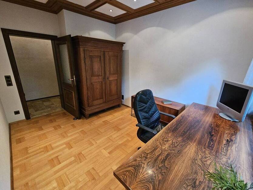 Einfamilienhaus mit Naturgarten und 2 Garagen in grüner und ruhiger Wohnlage zu verkaufen