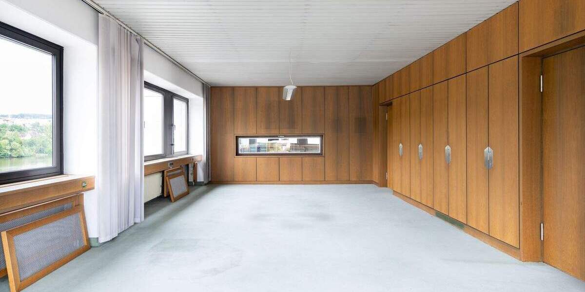 Lagerhalle mit LKW-Werkstatt und Bürogebäude zimmer