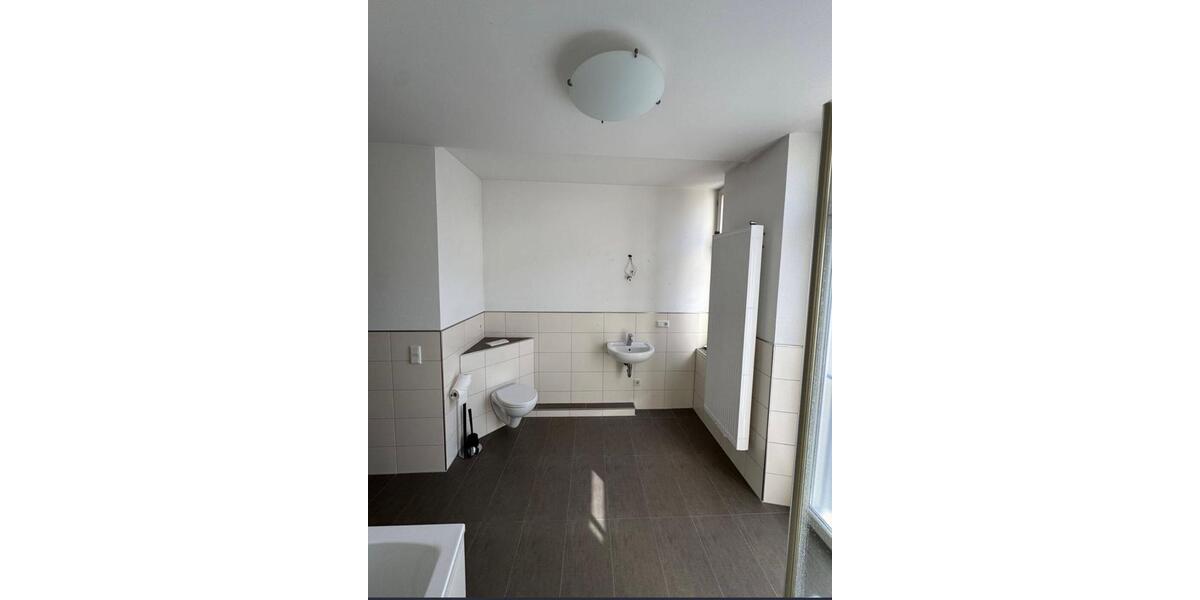 Schönes Zimmer mit eigenem Balkon in netter 4er WG 1 zimmer