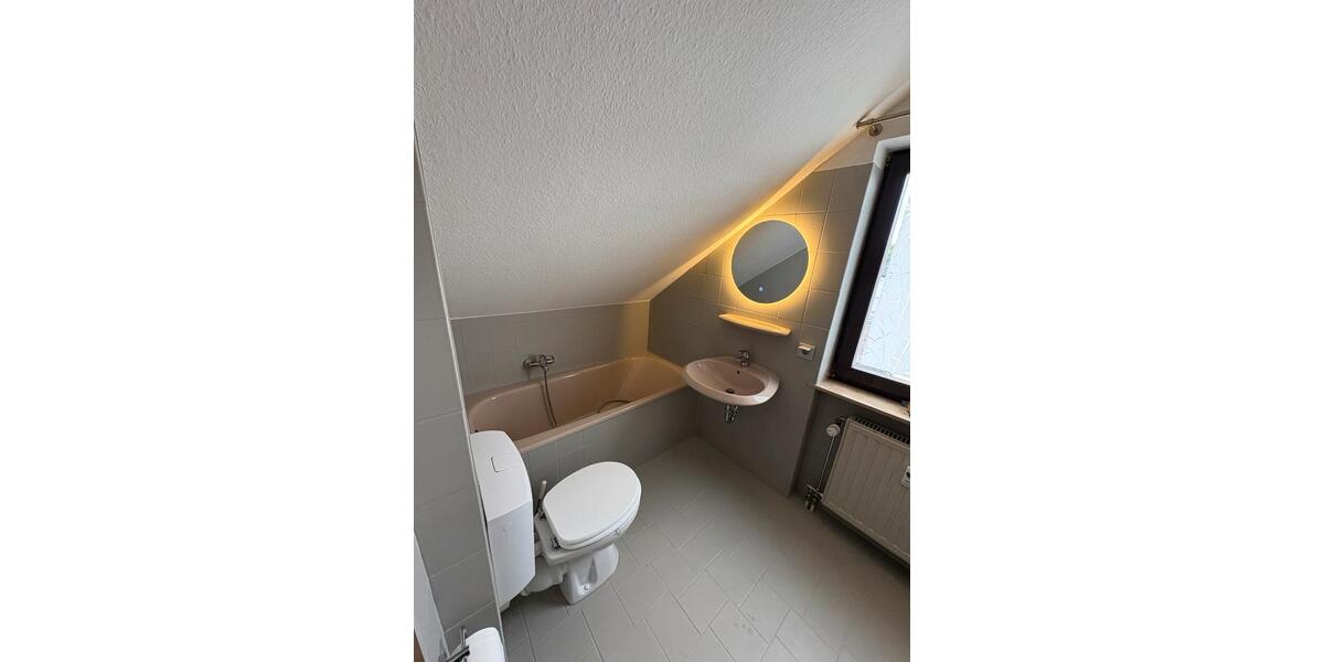 Dachgeschoßwohnung Waldbüttelbrunn - 1 Zimmer, 27 m&sup2;, 420&euro; | Angebot:26626290