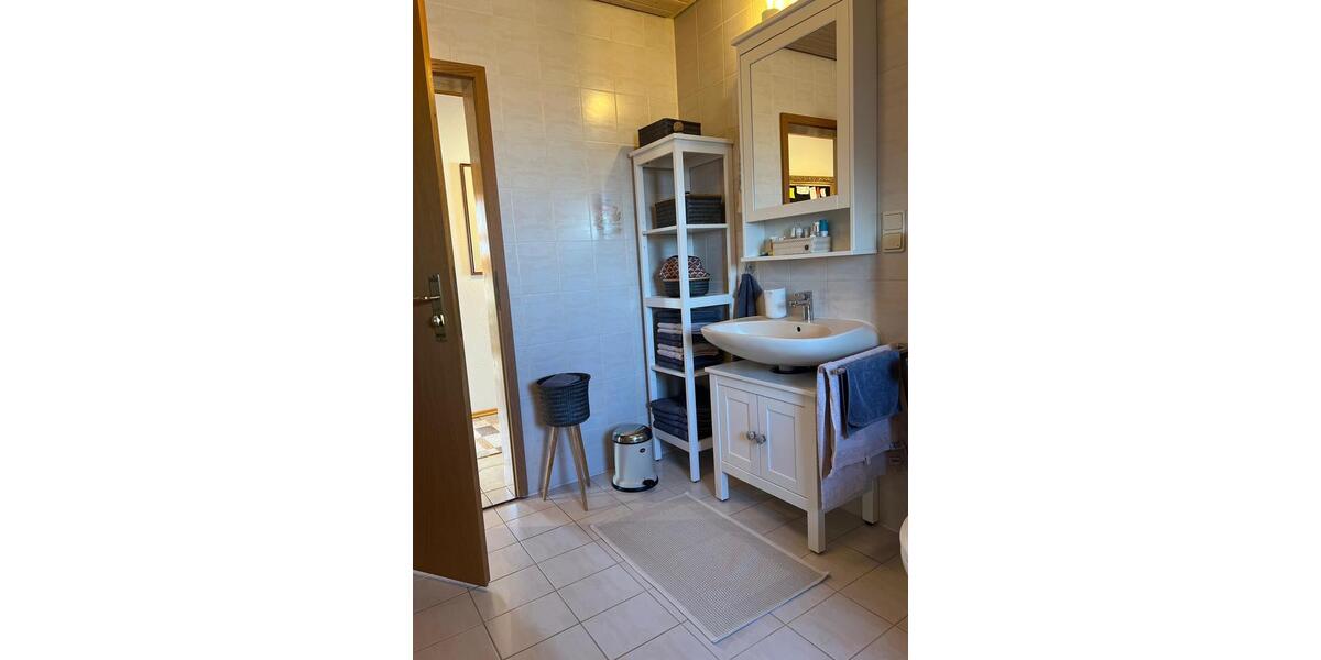 Dachgeschoßwohnung Höchberg - 3 Zimmer, 78 m&sup2;, 850&euro; | Angebot:25881492