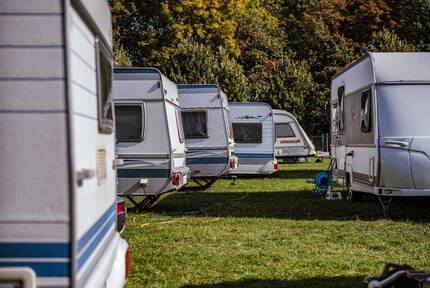 Campingplatz im Norden von Baden-Württemberg, nahe Gewässer, starke touristische Ausrichtung