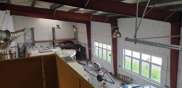 Hallen-Lager-Werkstatt; Stellplätze; Sozialraum mit DuscheWC; gut anfahrbar; ideal für Handwerker; zimmer