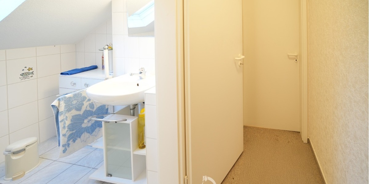 Zwei- bis Dreiparteienhaus in zentraler Lage mit Einliegerwohnung und Ausbaupotenzial im DG - Zweifamilienhaus Zell am Main | Angebot:25922442