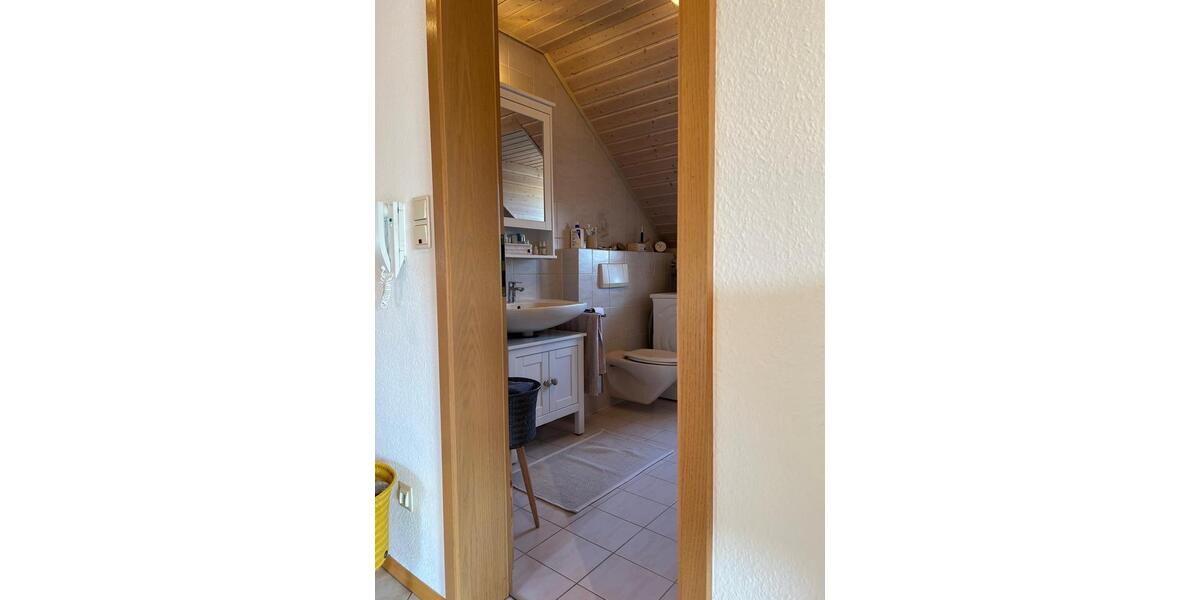 Dachgeschoßwohnung Höchberg - 3 Zimmer, 78 m&sup2;, 850&euro; | Angebot:25881492