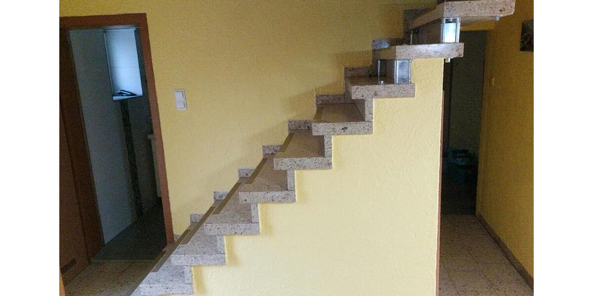 Etagenwohnung Arnstein - 8 Zimmer, 200 m&sup2;, 300.000&euro; | Angebot:26024338