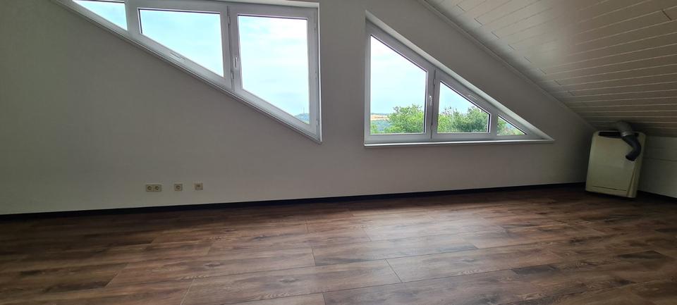 Dachgeschoßwohnung Grünsfeld - 2.5 Zimmer, 106 m&sup2;, 900&euro; | Angebot:25809966