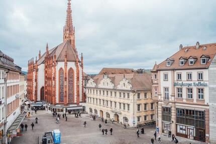 Repräsentative Büro-Praxisfläche mit direktem Marktplatzblick zimmer