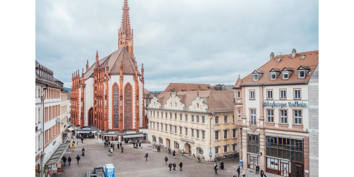 Repräsentative Büro-Praxisfläche mit direktem Marktplatzblick zimmer