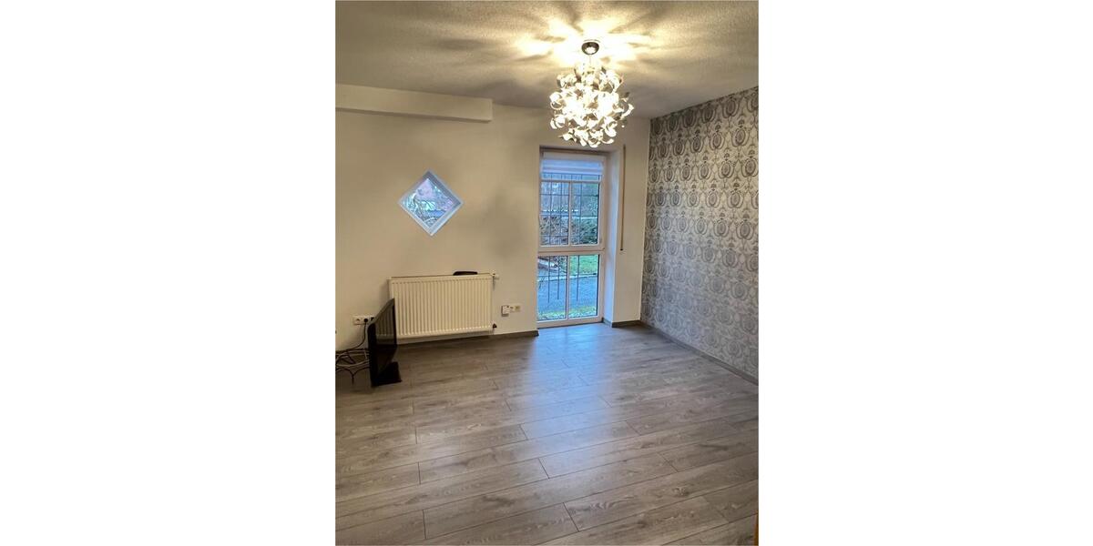 Wunderschöne EG-Wohnung - exklusiver Pool, Kamin & großem Garten 5.5 zimmer