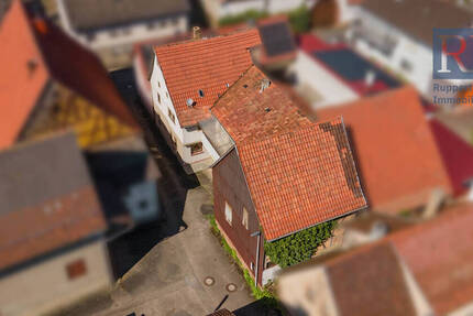 Sanierungsbedürftiges Einfamilienhaus mit angebauter Scheune im Böttigheim