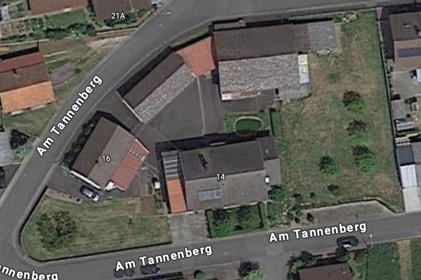 Wohnhaus mit EinliegerWohnung, und Halle in Siedlungslage