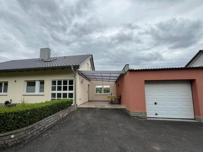 2-Etagen-Wohnung (EG & DG) mit Garten, Garage, Terrasse & Balkon