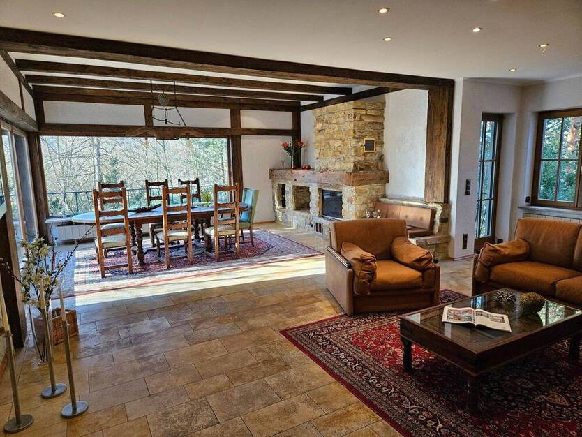 Einfamilienhaus mit Naturgarten und 2 Garagen in grüner und ruhiger Wohnlage zu verkaufen