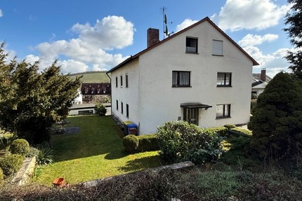 Zwei- bis Dreiparteienhaus in zentraler Lage mit Einliegerwohnung und Ausbaupotenzial im DG - Haus Zell am Main | Angebot:25922442