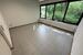 Helles 1-Zimmer-Büro mit großer Fensterfront und Stellplatz
