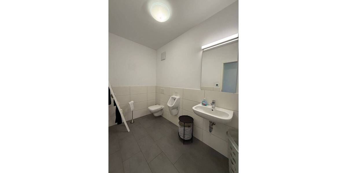 Gewerbeobjekt Würzburg Heuchelhof - 1 Zimmer, 122 m&sup2;, 1.450&euro; | Angebot:25667560