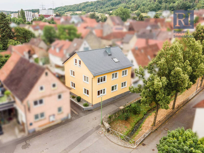 Zweifamilienhaus im Ortskern von Goßmannsdorf