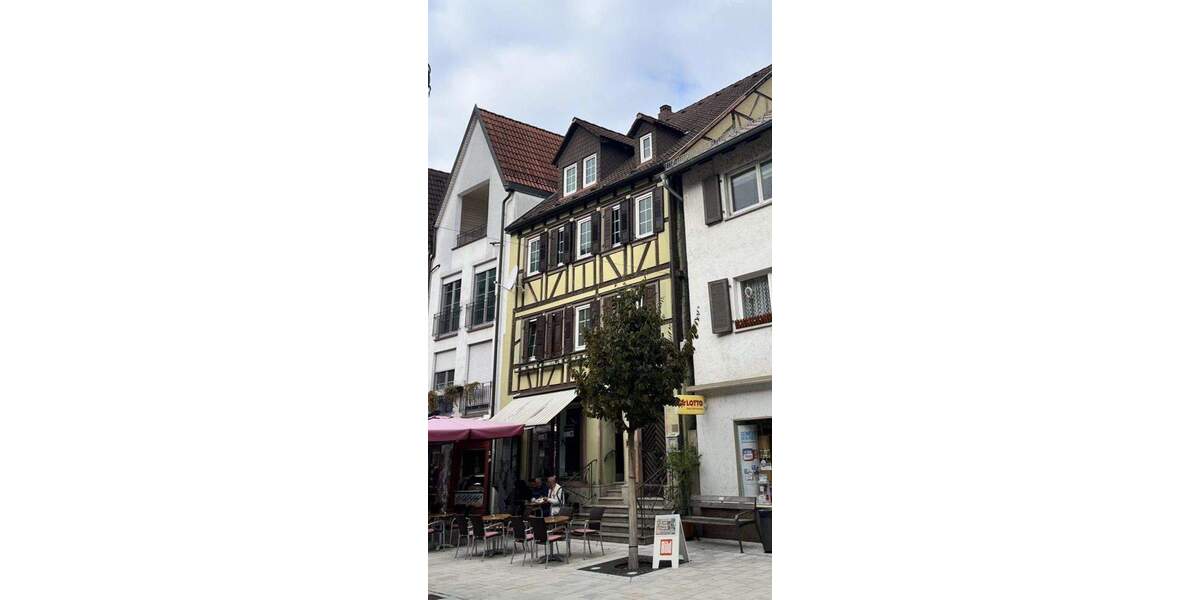 historisches Wohn- und Geschäftshaus in der Tauberbischofsheimer Fußgängerzone mit Parkplatz 8 zimmer
