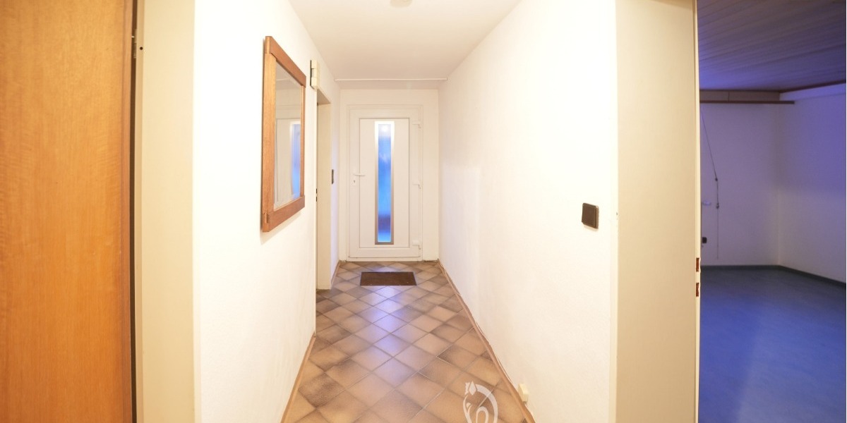 Zwei- bis Dreiparteienhaus in zentraler Lage mit Einliegerwohnung und Ausbaupotenzial im DG - Zweifamilienhaus Zell am Main | Angebot:25922442