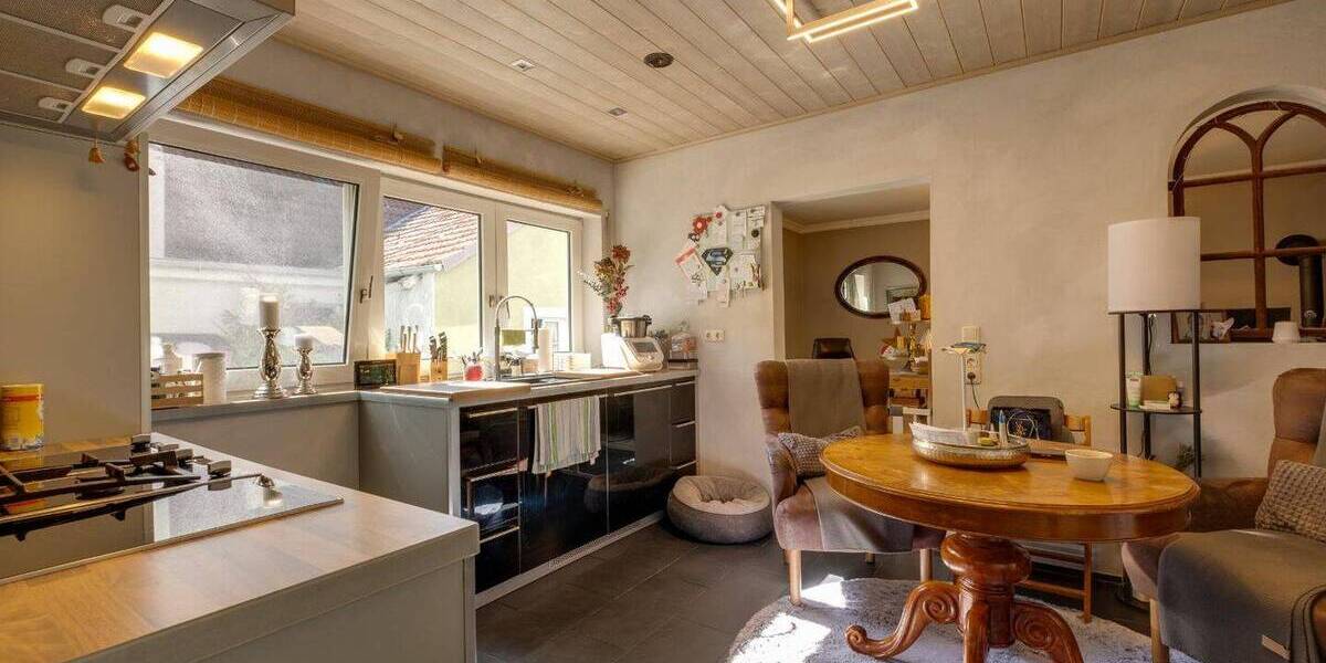 Mehrfamilienhaus, Wohnhaus Kitzingen - 7 Zimmer, 250 m&sup2;, 500.000&euro; | Angebot:25747372