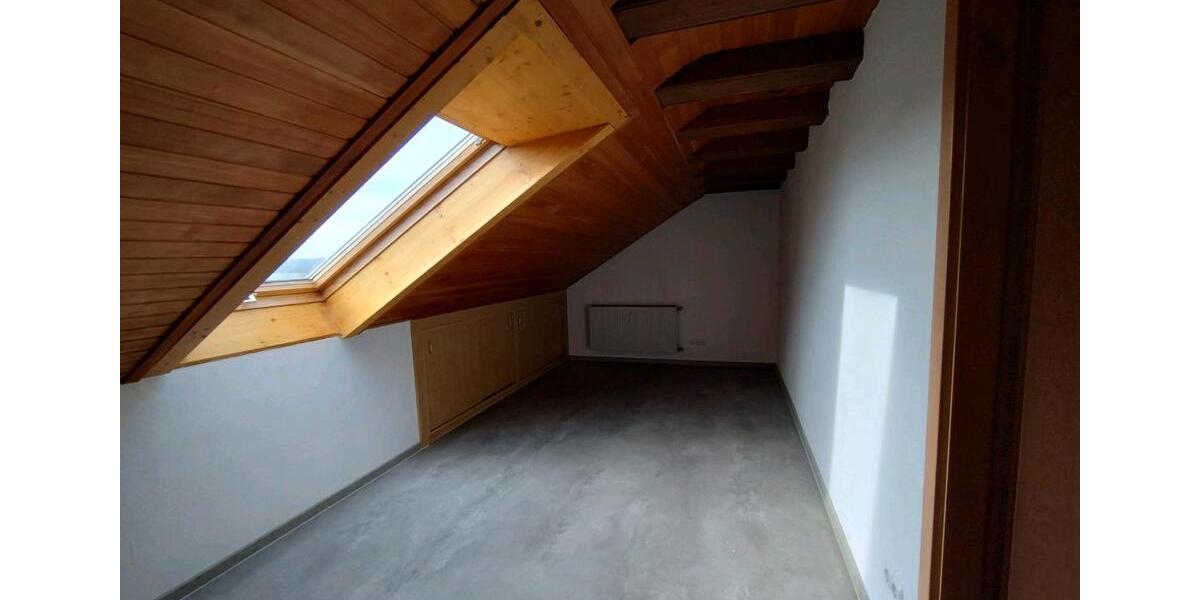 Dachgeschoßwohnung Waldbüttelbrunn - 3 Zimmer, 75 m&sup2;, 1.000&euro; | Angebot:26598082