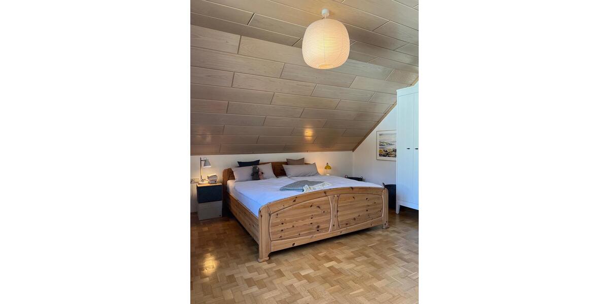 Dachgeschoßwohnung Höchberg - 3 Zimmer, 78 m&sup2;, 850&euro; | Angebot:25881492