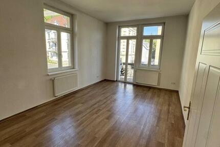 Schönes Zimmer mit eigenem Balkon in netter 4er WG 1 zimmer