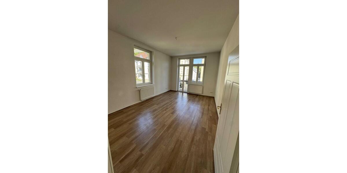 Schönes Zimmer mit eigenem Balkon in netter 4er WG 1 zimmer