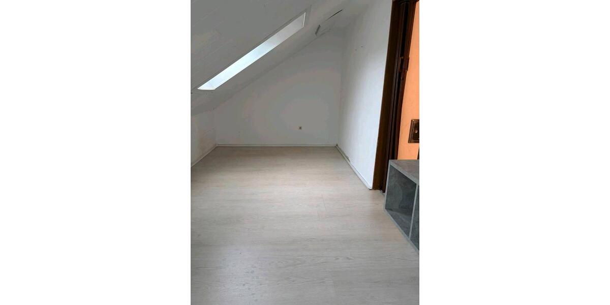 Dachgeschoßwohnung Gerbrunn - 5.5 Zimmer, 130 m&sup2;, 1.350&euro; | Angebot:26573287